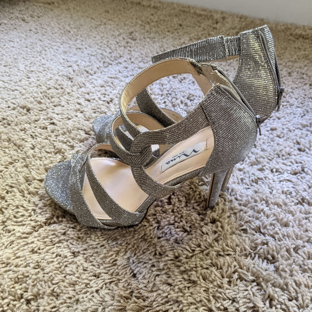 Nina Rowena sandal like new
